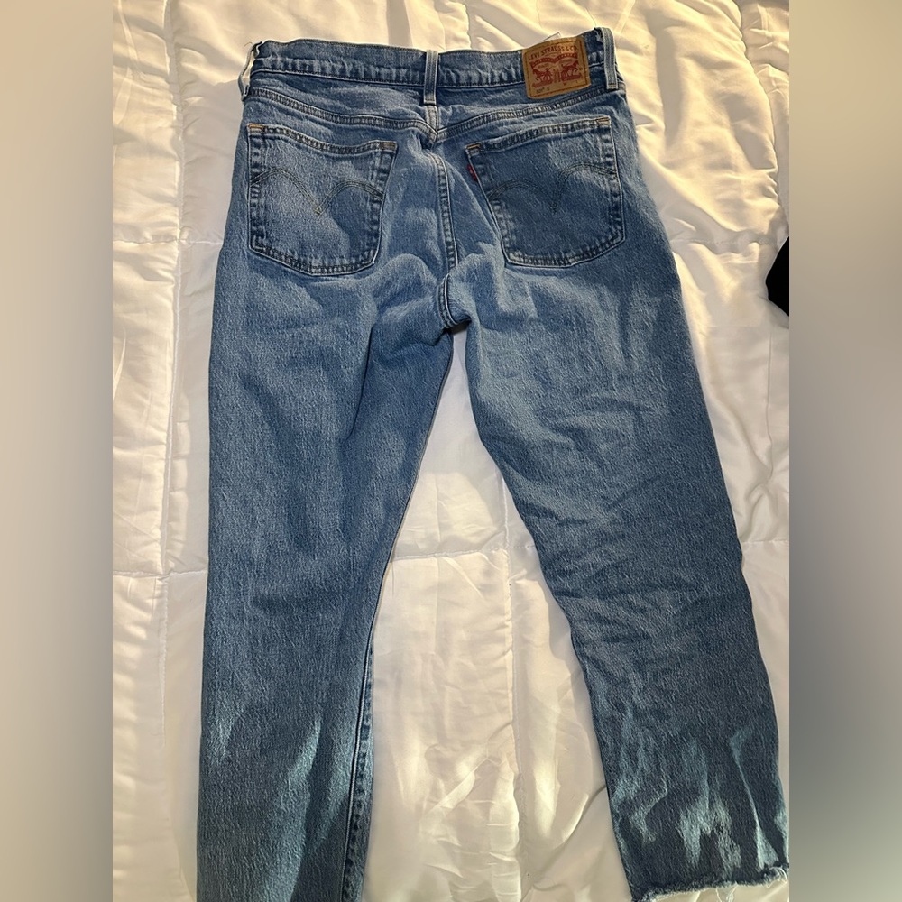 LEVI RIPPED HIGH RISE MOM JEANS